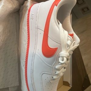 Brand New Men’s Air Force 1 size 10.. Excellent condition never been worn.